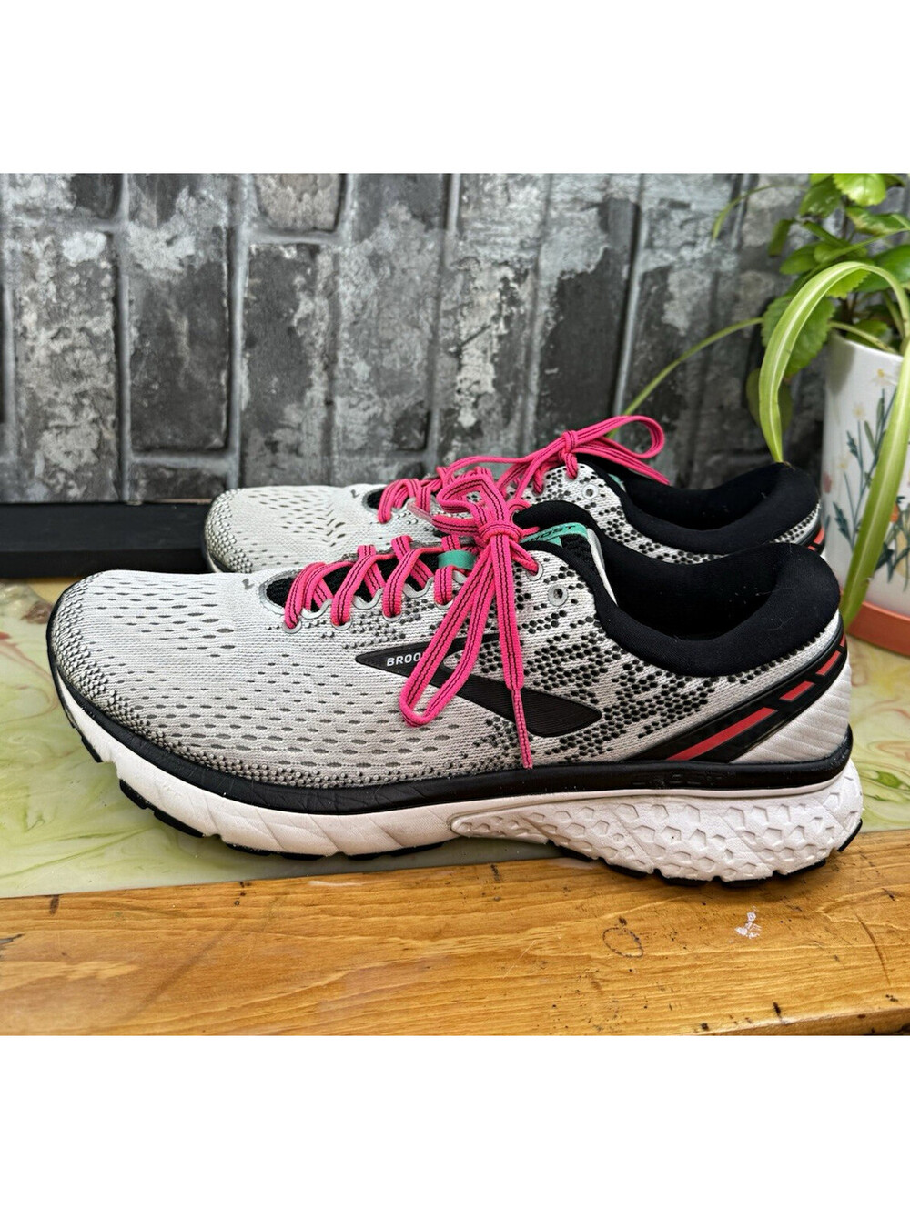 Brooks Ghost 11 White/Black/Pink Low Top Lace-Up women Athletic Sneaker